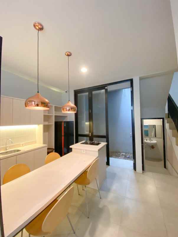 jual butuh rumah 2 lantai di grand wisata o2