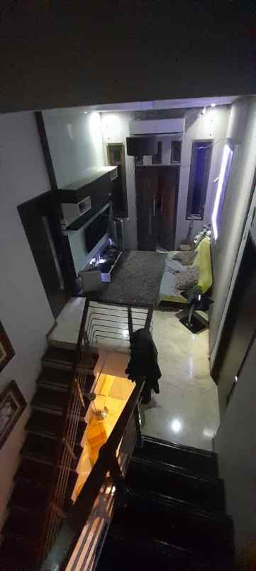 jual murah rumah 2 1 2 lantai di grand wisata