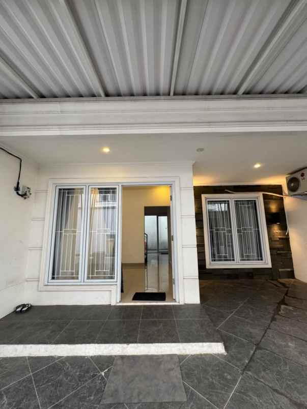 over kredit rumah 2 lantai dekat stasiun depok