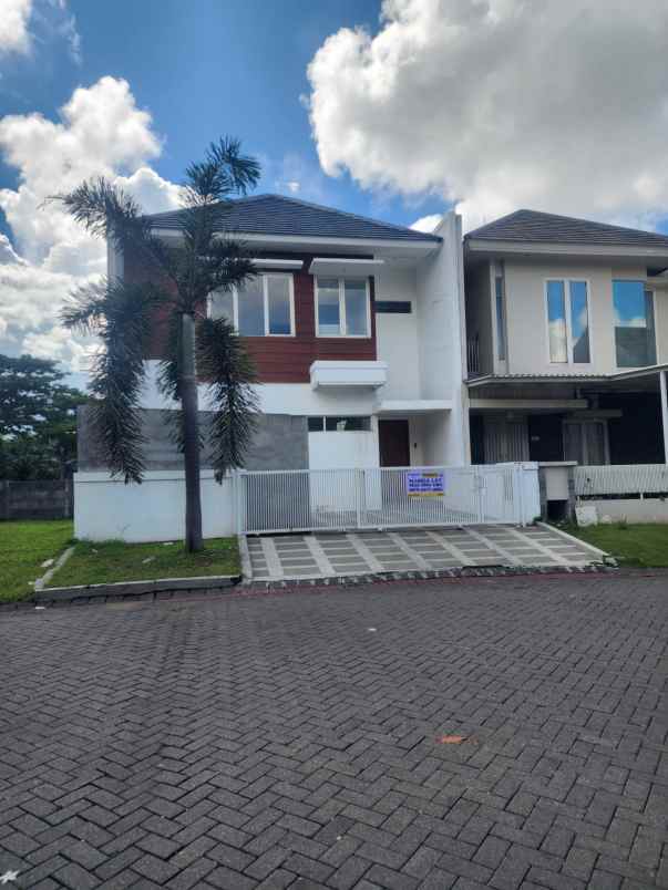 pakuwon city surabaya rumah 2 lantai posisi tusuk sate