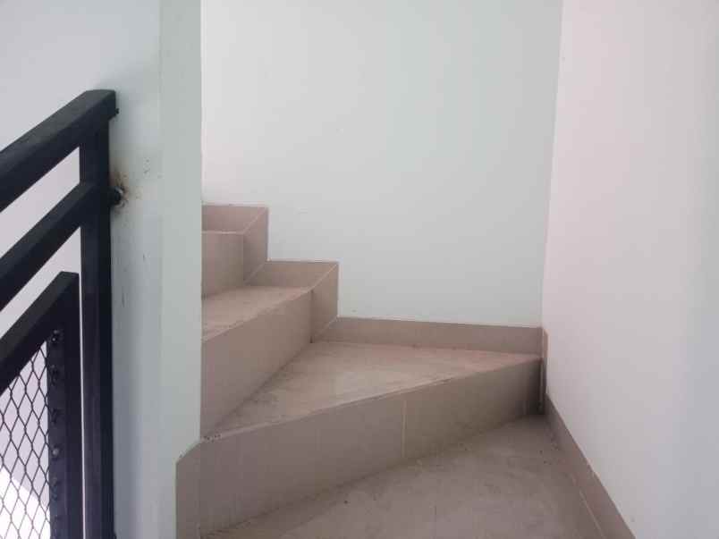 rumah 2 lantai deket tol cijago jagorawi