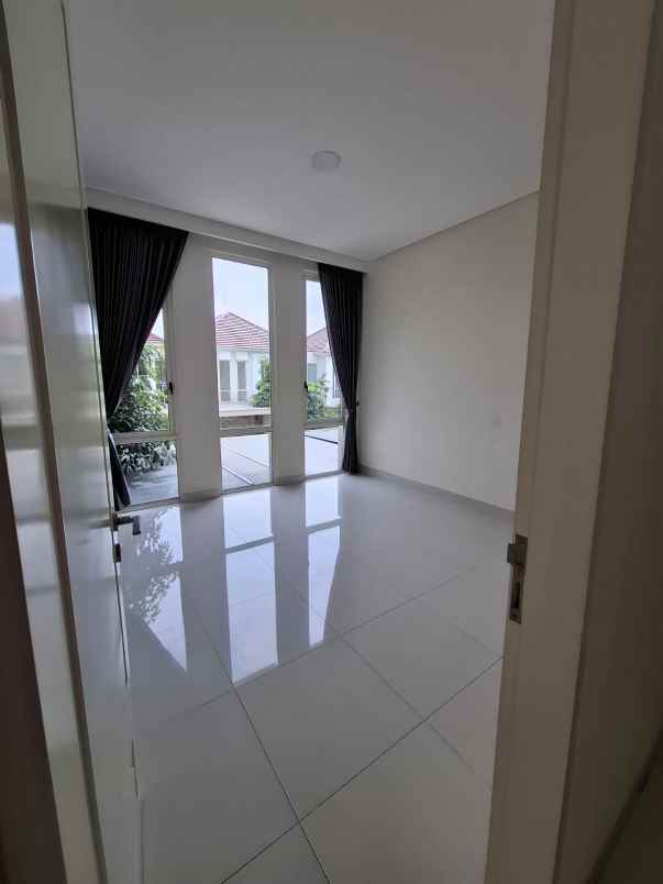 rumah 2 lantai pakuwon city surabaya