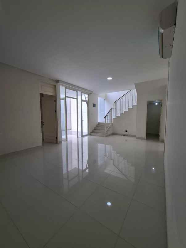 rumah 2 lantai pakuwon city surabaya