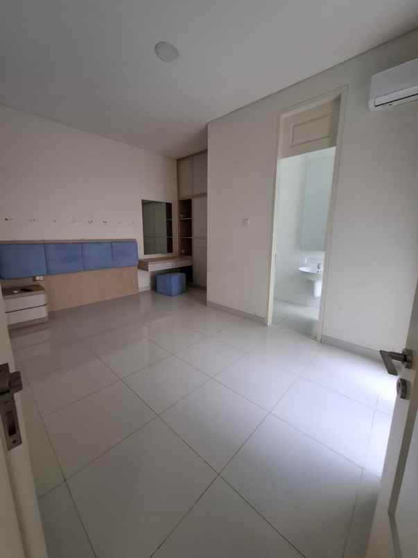 rumah 2 lantai pakuwon city surabaya