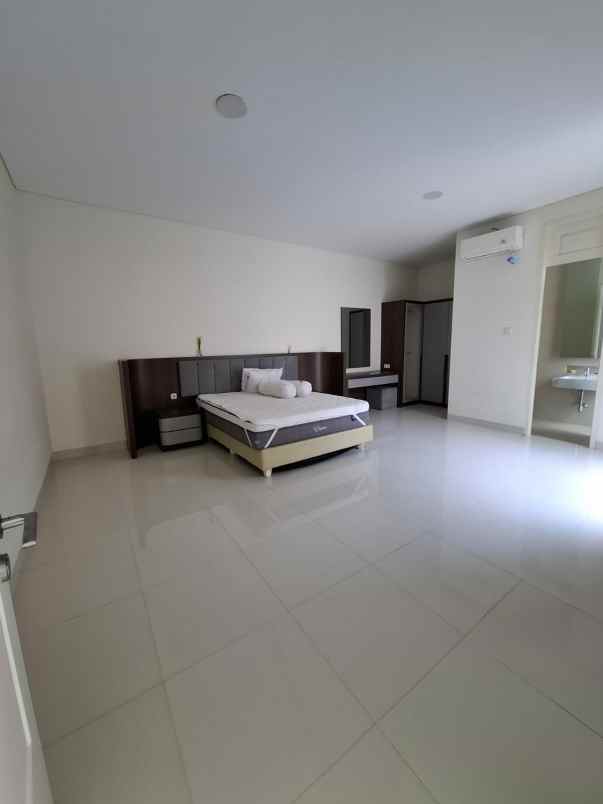 rumah 2 lantai pakuwon city surabaya