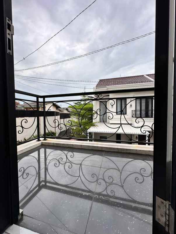 rumah american classic di pondok gede bekasi dekat tol