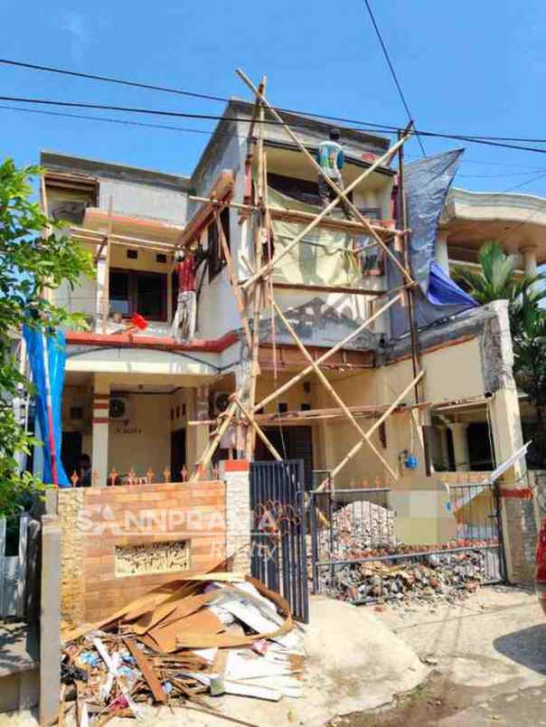 rumah bagus 2 lantai bangunan luas di beji frylin