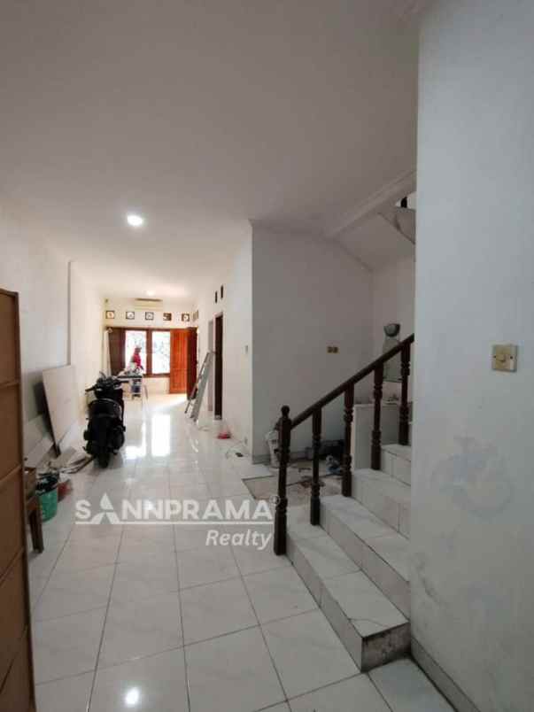 rumah bagus 2 lantai bangunan luas di beji frylin