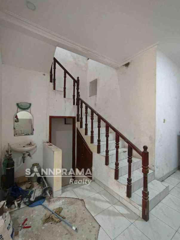 rumah bagus 2 lantai bangunan luas di beji frylin