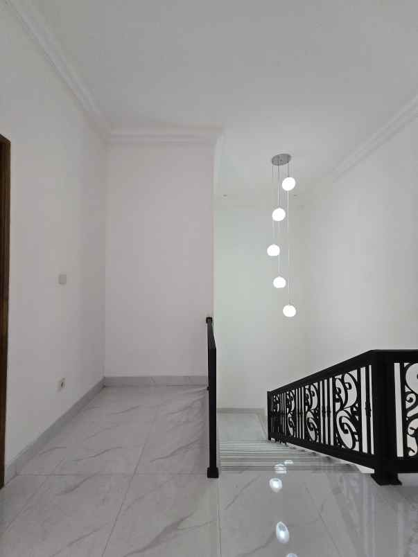 rumah baru dalam komplek di pondok bambu jaktim