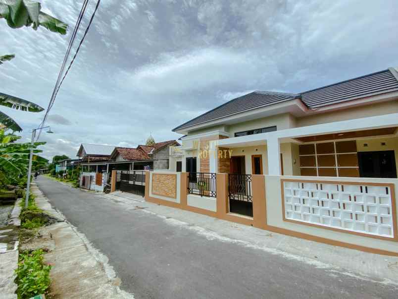 rumah baru tanah luas view sawah di kalasan sleman