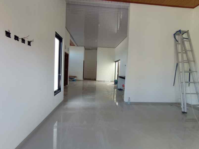 rumah cantik bisa carport 3 mobil di ngaglik sleman