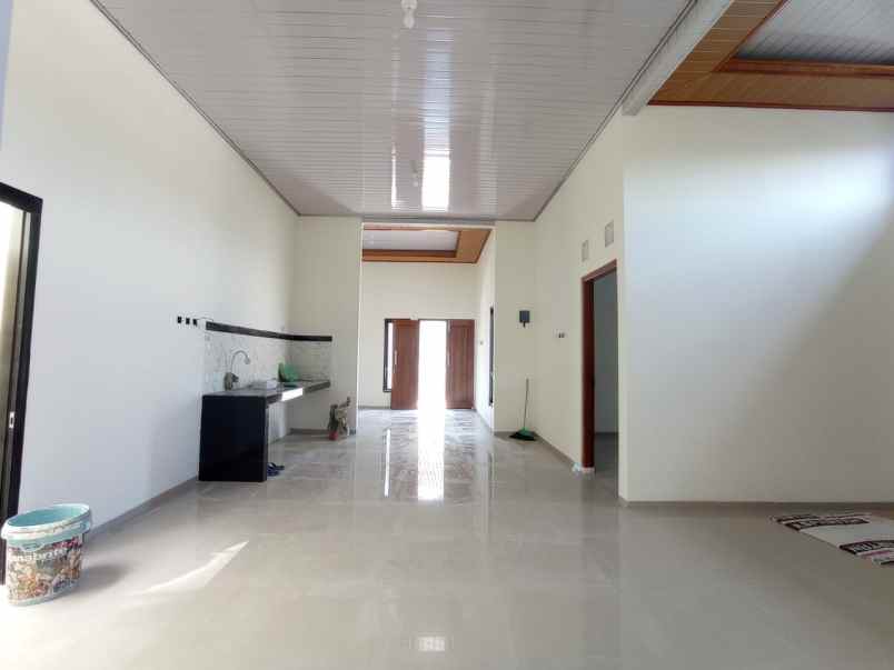 rumah cantik bisa carport 3 mobil di ngaglik sleman