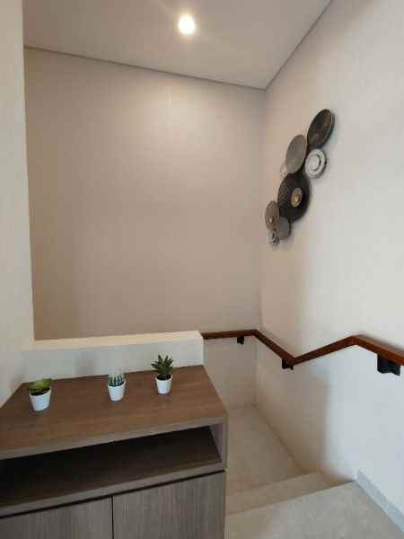 rumah dgn sistem one gate diapit 3 pintu tol