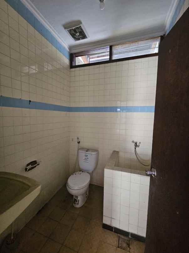 rumah dharmahusada strategis row jalan 3 mobil