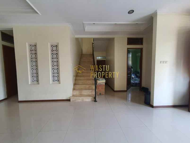 rumah hook tanah luas di lenteng agung dekat kampus