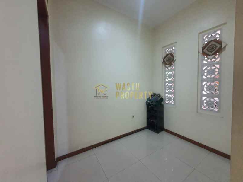 rumah hook tanah luas di lenteng agung dekat kampus