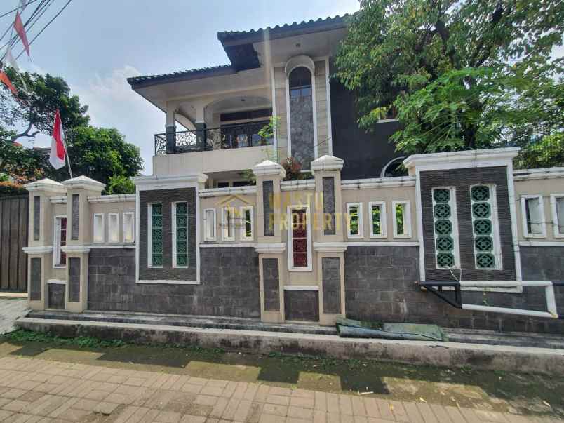 rumah hook tanah luas di lenteng agung dekat kampus