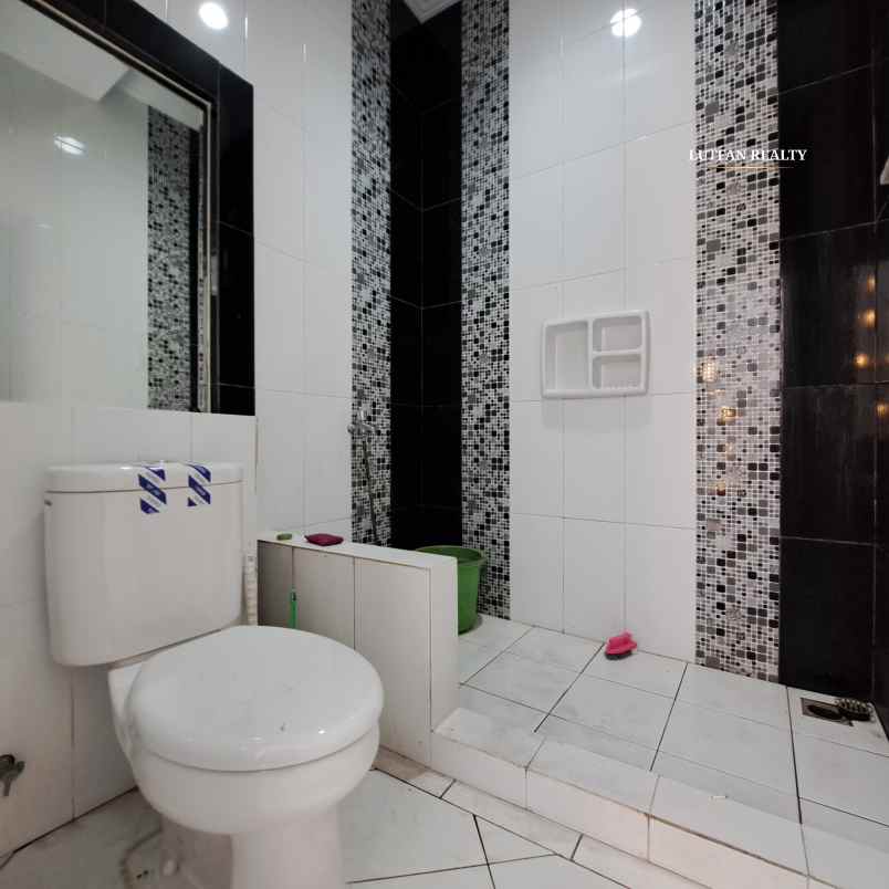 rumah jagakarsa secondary dalam cluster