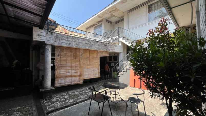 rumah klasik lokasi starregis di mainroad kota bandung