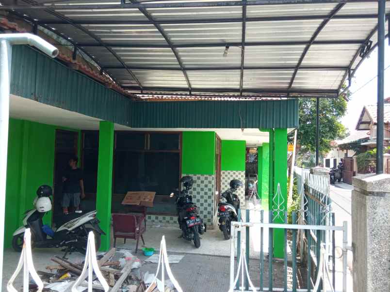 rumah lebar dekat lapangan rampal dijual cepat