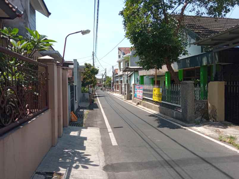 rumah lebar dekat lapangan rampal dijual cepat