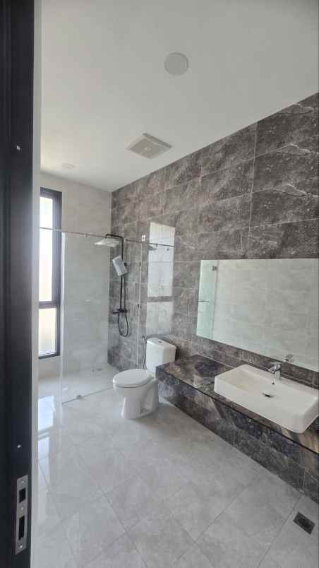 rumah manyar jaya new gress minimalis modern strategis