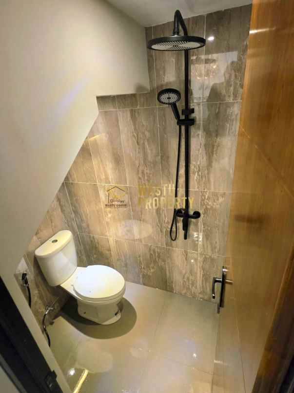 rumah mewah fully furnished dekat stadion maguwoharjo