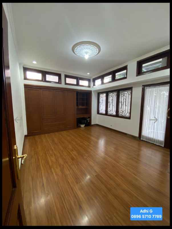 rumah mewah hook 3 lantai di sayap dago