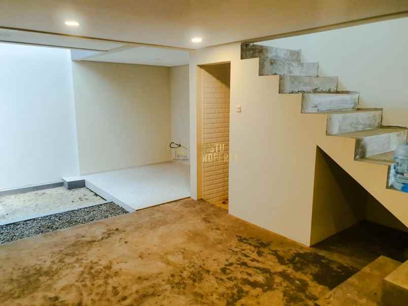 rumah modern 3 lantai strategis di jagakarsa jaksel