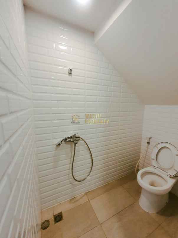 rumah modern 3 lantai strategis di jagakarsa jaksel