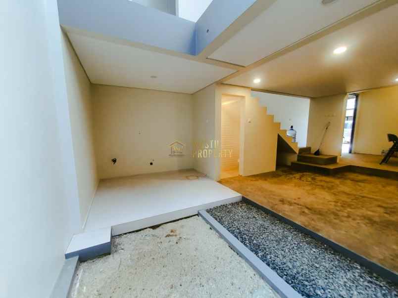 rumah modern 3 lantai strategis di jagakarsa jaksel