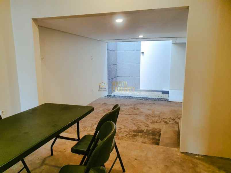 rumah modern 3 lantai strategis di jagakarsa jaksel