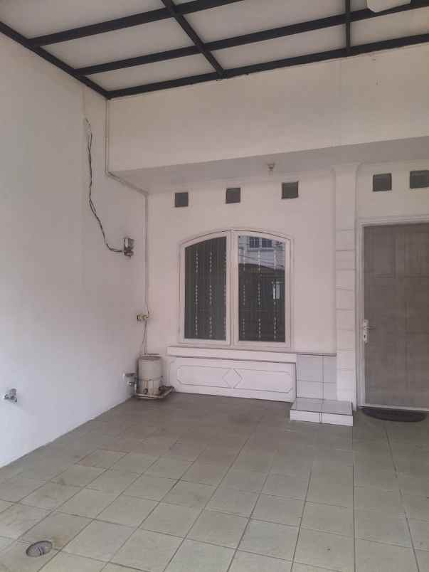 rumah rapi terawat siap huni di daan mogot baru