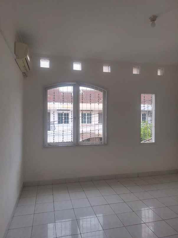 rumah rapi terawat siap huni di daan mogot baru
