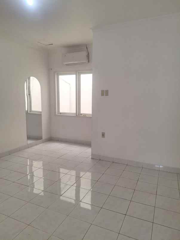 rumah rapi terawat siap huni di daan mogot baru
