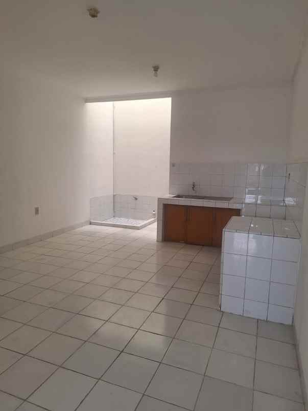 rumah rapi terawat siap huni di daan mogot baru
