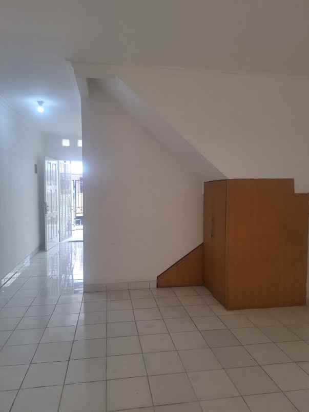 rumah rapi terawat siap huni di daan mogot baru