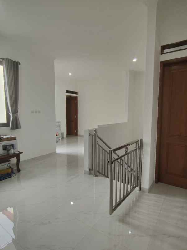 rumah second dalam komplek di pondok bambu jaktim
