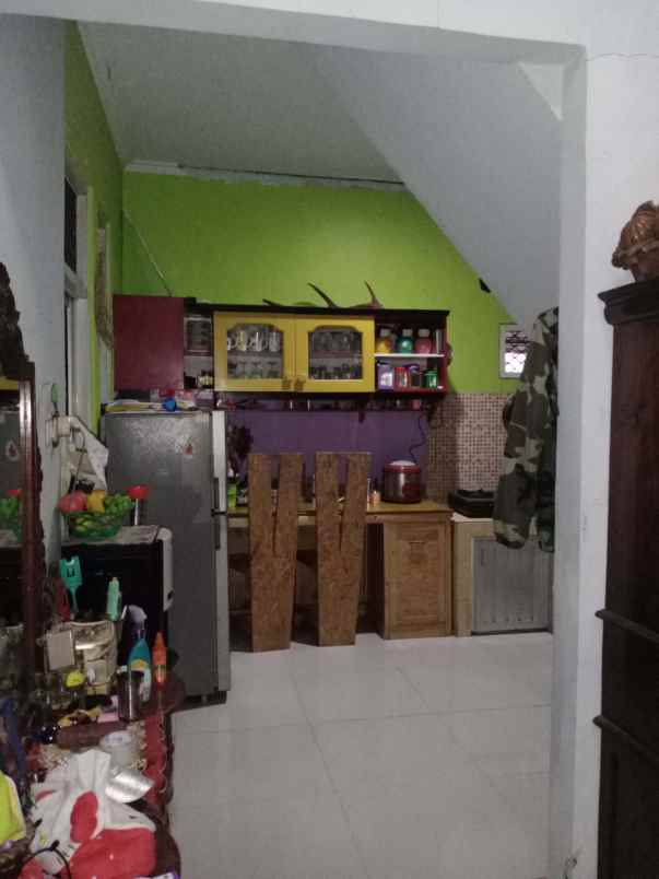 rumah seken 2 lantai dalam cluster