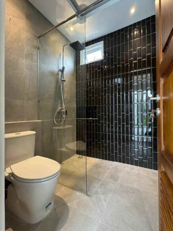 rumah siap huni 2 lantai di palagan km 7 dekat hyatt