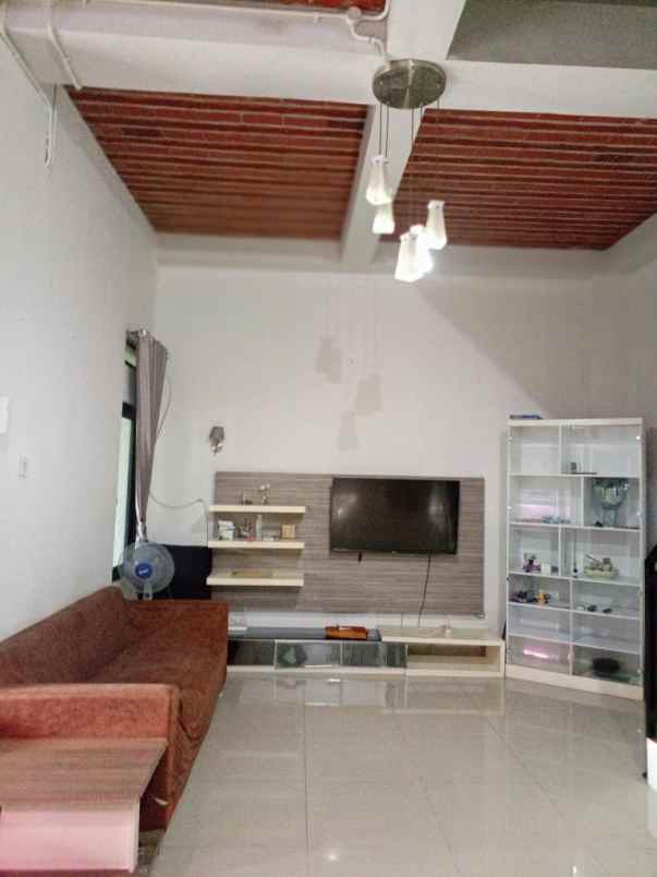 rumah strategis dalam komplek cilodong depok