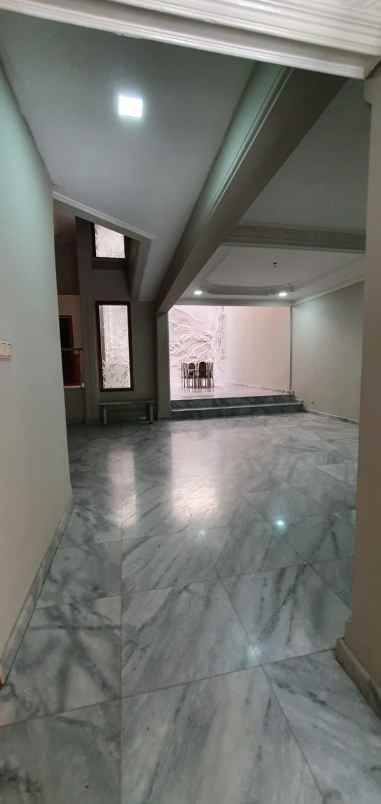 rumah untuk disewakan 4 lantai disunter tangerang