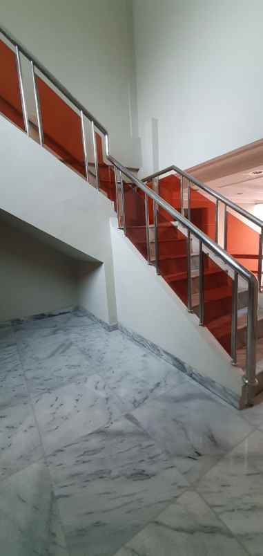 rumah untuk disewakan 4 lantai disunter tangerang