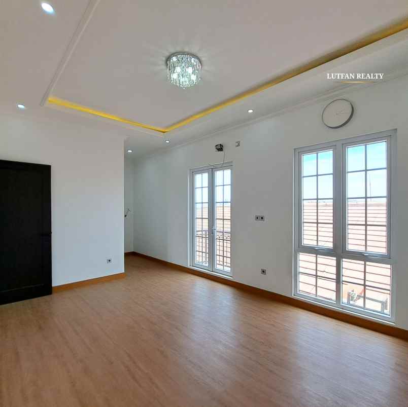 towhouse modern 4 lantai dekat pejaten village