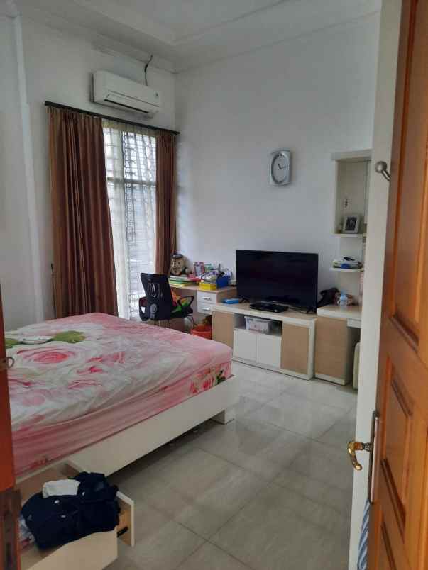 dharma husada indah surabaya hook row jalan 3 mobil