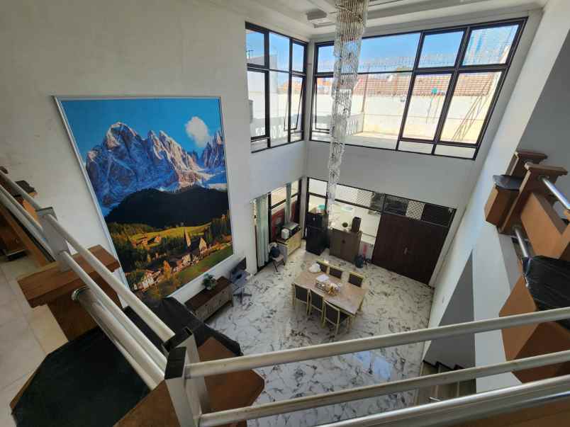 dharmahusada lingkungan aman 24 jam 2 lantai hook