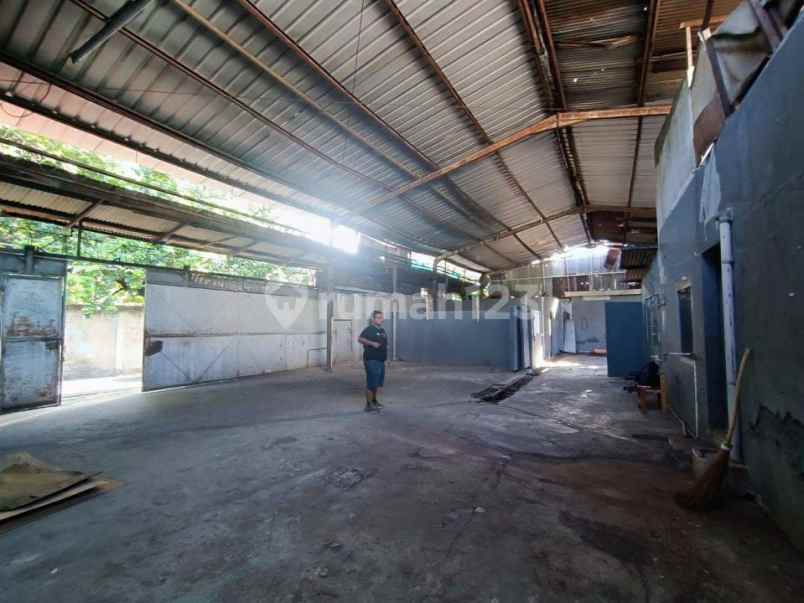 dijual gudang luas 607 meter di raya kebayoran lama