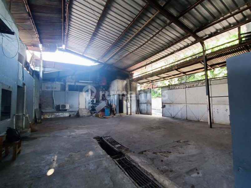 dijual gudang luas 607 meter di raya kebayoran lama