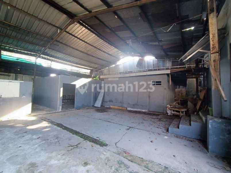 dijual gudang luas 607 meter di raya kebayoran lama
